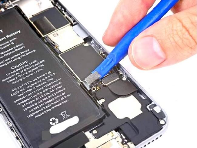 iPhone換電池：將電池排線與主機板上的電池座斷開