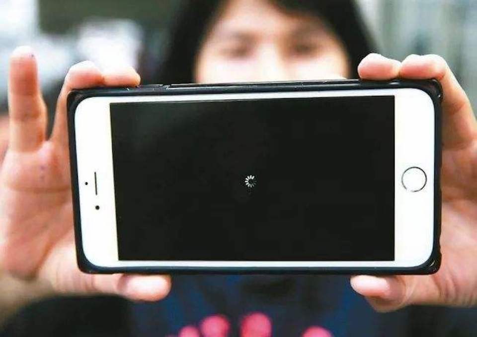 iPhone8黑屏轉圈圈是甚麼意思？iPhone8突然黑屏可以解決嗎？